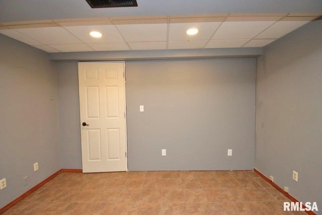 4 PIONEER Court, Pekin, IL 61554