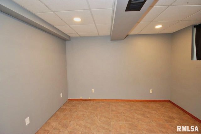 4 PIONEER Court, Pekin, IL 61554