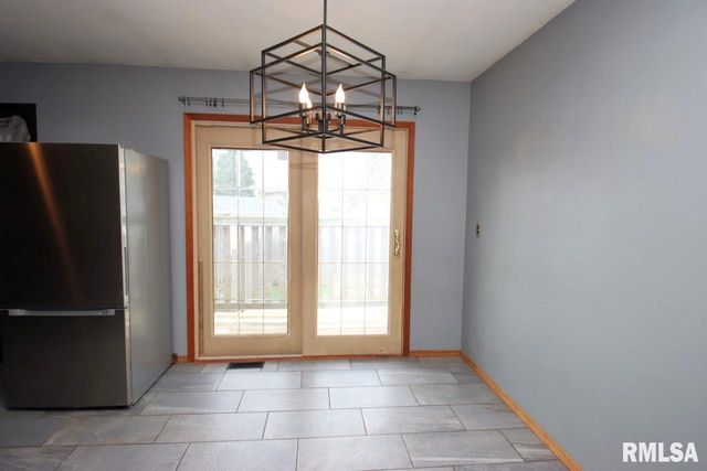 4 PIONEER Court, Pekin, IL 61554