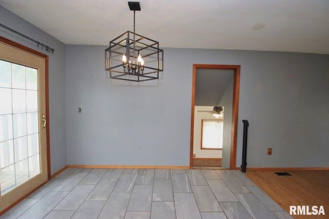 4 PIONEER Court, Pekin, IL 61554
