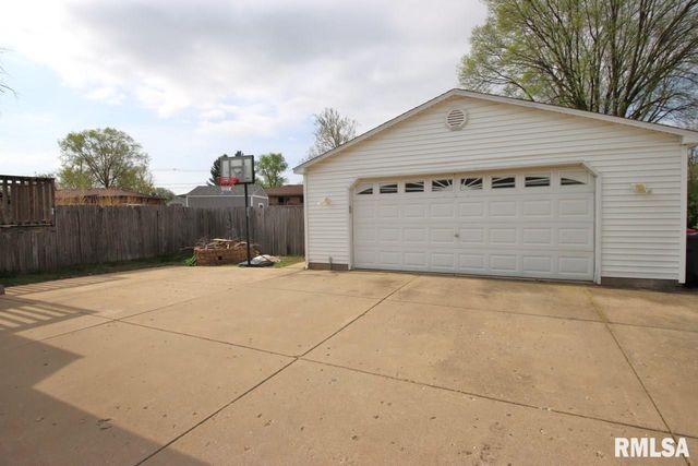 4 PIONEER Court, Pekin, IL 61554