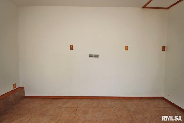 4 PIONEER Court, Pekin, IL 61554