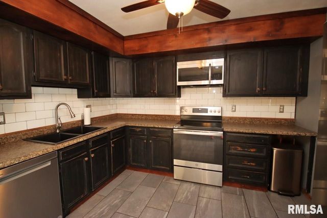 4 PIONEER Court, Pekin, IL 61554
