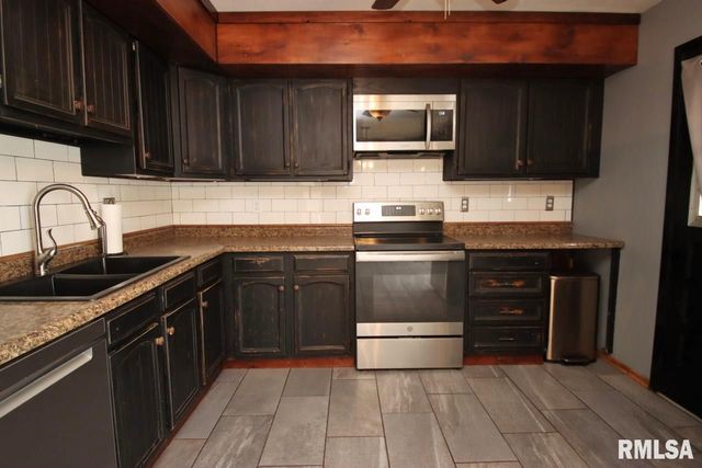 4 PIONEER Court, Pekin, IL 61554