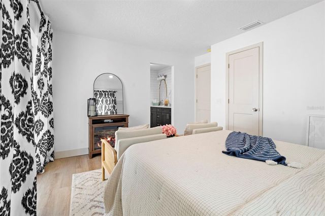 1049 W NEW YORK AVENUE, Orange City, FL 32763