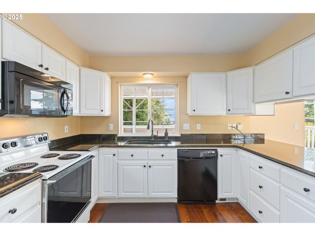 660 JADE St, Sutherlin, OR 97479