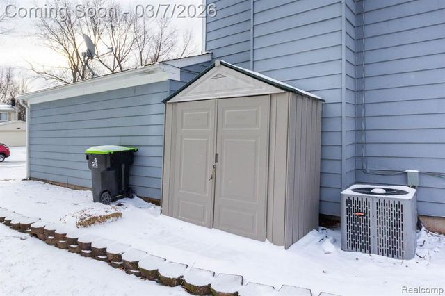 22515 Heatherwoode, Novi, MI 48375