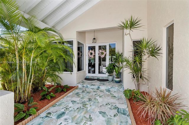 17640 Old Cutler Rd, Palmetto Bay, FL 33157