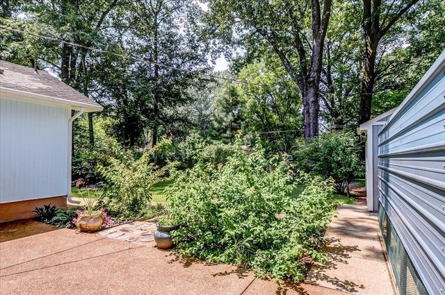 1227 COLONIAL RD, Memphis, TN 38117