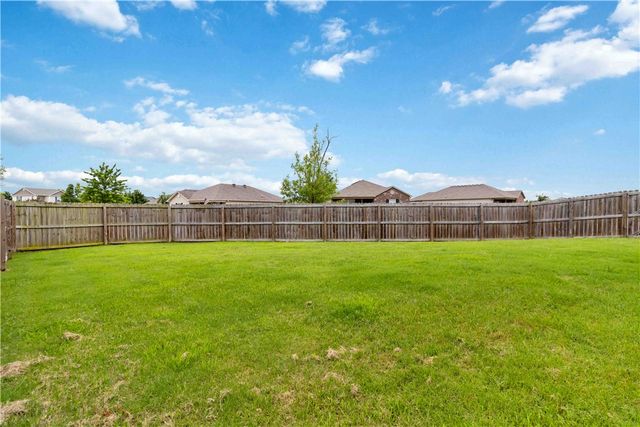 4600 W Hoover Loop, Fayetteville, AR 72704