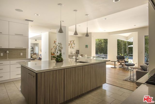 3833 Hayvenhurst Drive, Encino (los Angeles), CA 91436