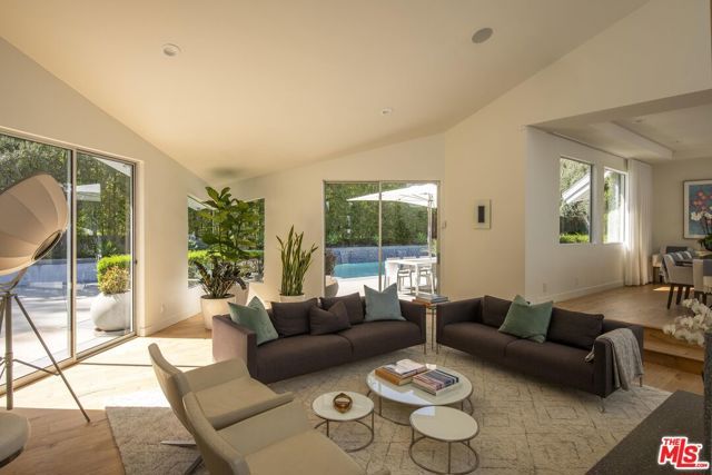 3833 Hayvenhurst Drive, Encino (los Angeles), CA 91436