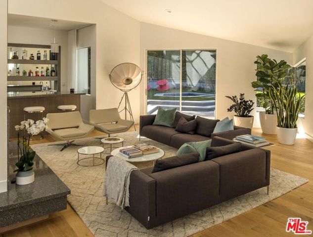 3833 Hayvenhurst Drive, Encino (los Angeles), CA 91436