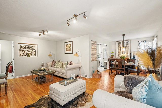 4527 Lakeland Avenue N, Robbinsdale, MN 55422