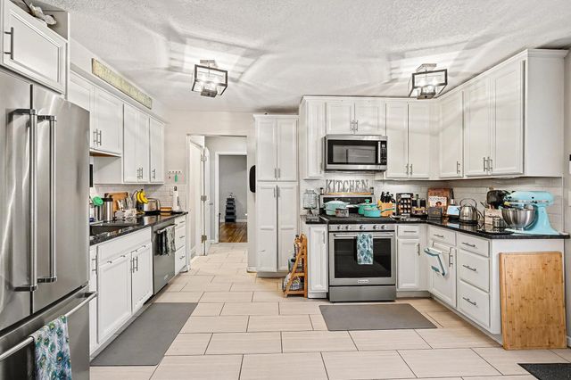 4527 Lakeland Avenue N, Robbinsdale, MN 55422