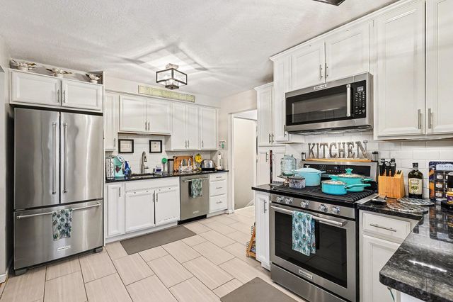 4527 Lakeland Avenue N, Robbinsdale, MN 55422