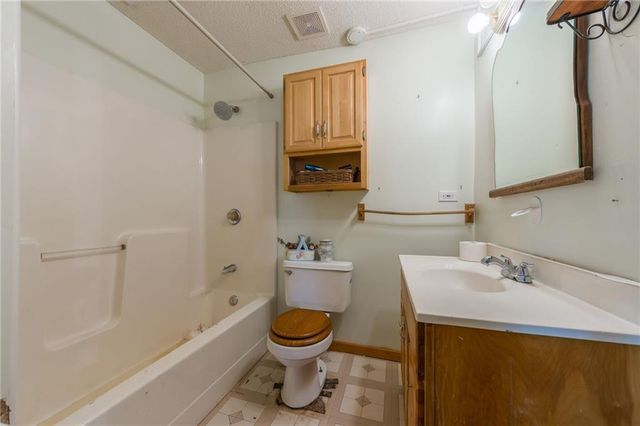 8605 N Beaman Avenue, Kansas City, MO 64154