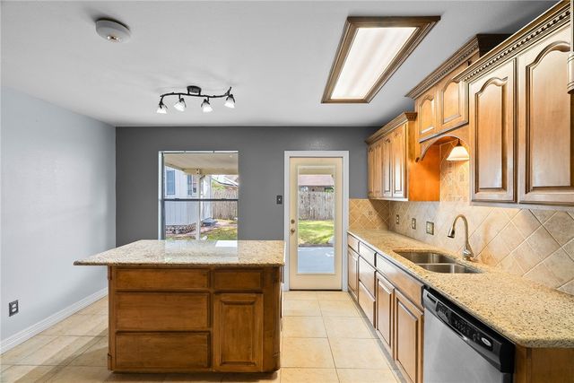 2710 Victoria Park Dr, Corpus Christi, TX 78414