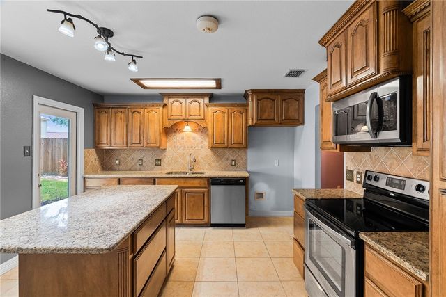 2710 Victoria Park Dr, Corpus Christi, TX 78414