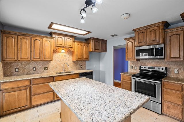 2710 Victoria Park Dr, Corpus Christi, TX 78414