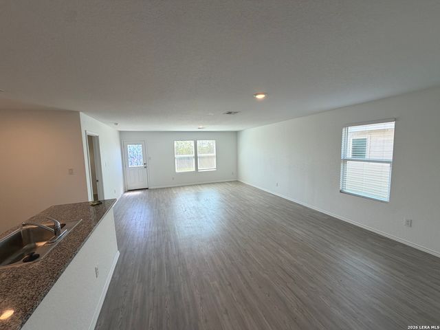 5818 seaside mnr, Converse, TX 78109