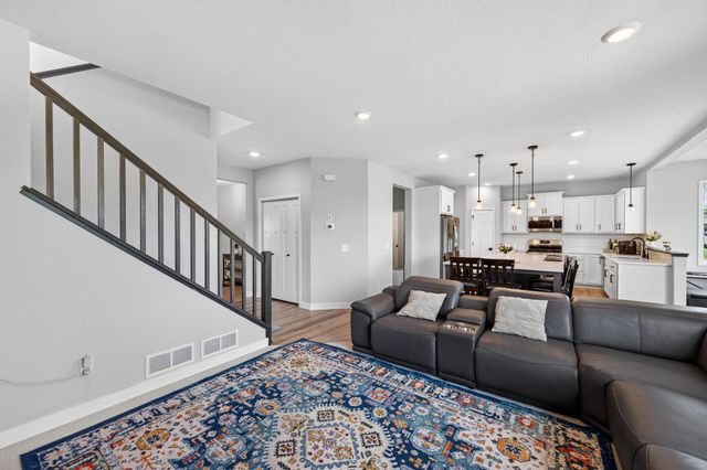 18333 Glacier Way, Lakeville, MN 55044