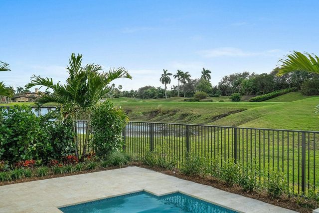 110 SE Via Verona, Port St. Lucie, FL 34984