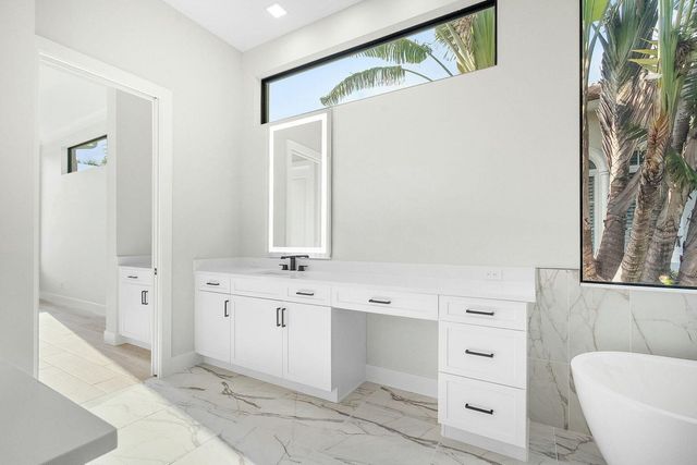 110 SE Via Verona, Port St. Lucie, FL 34984