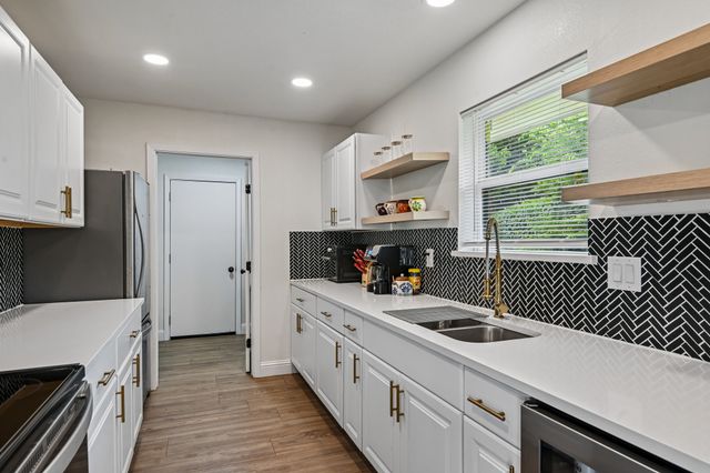 813 Oakbluff Drive, Lancaster, TX 75146