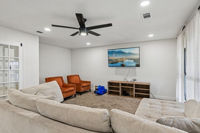 813 Oakbluff Drive, Lancaster, TX 75146