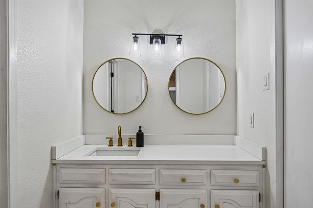 813 Oakbluff Drive, Lancaster, TX 75146
