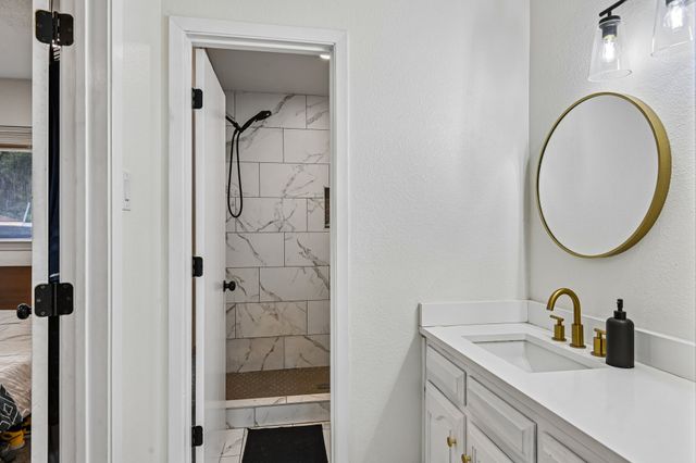 813 Oakbluff Drive, Lancaster, TX 75146