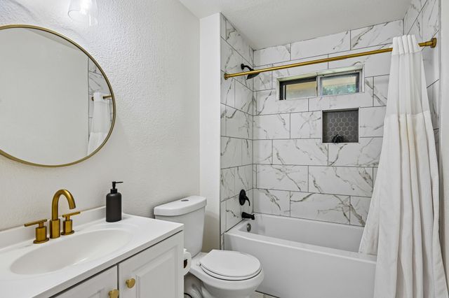 813 Oakbluff Drive, Lancaster, TX 75146