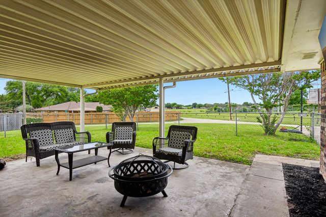 813 Oakbluff Drive, Lancaster, TX 75146