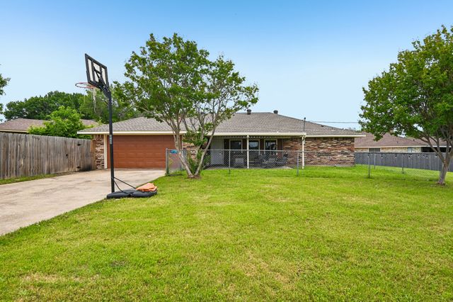 813 Oakbluff Drive, Lancaster, TX 75146
