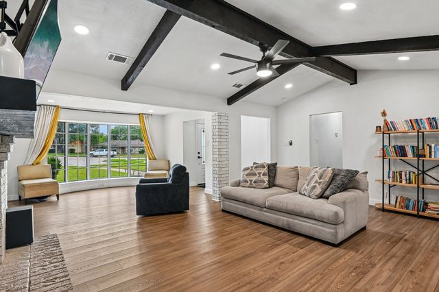 813 Oakbluff Drive, Lancaster, TX 75146