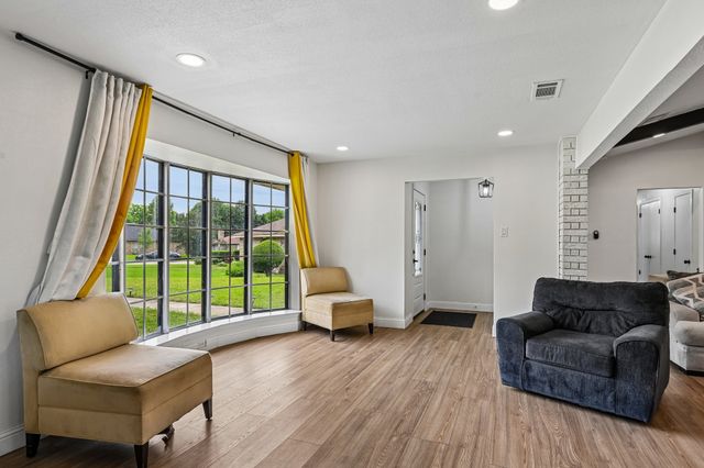 813 Oakbluff Drive, Lancaster, TX 75146