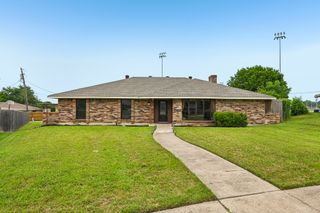 813 Oakbluff Drive, Lancaster, TX 75146