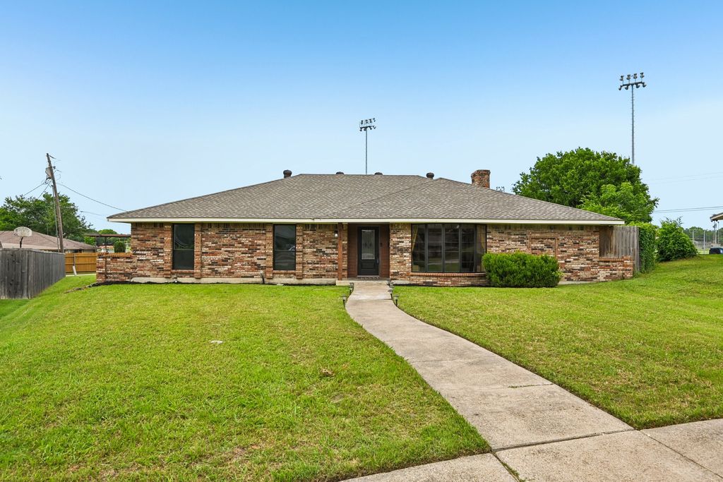 813 Oakbluff Drive, Lancaster, TX 75146