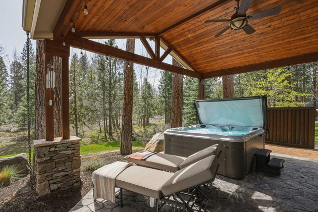 1041 E Timber Pine Drive, Sisters, OR 97759