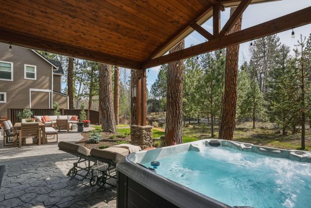 1041 E Timber Pine Drive, Sisters, OR 97759