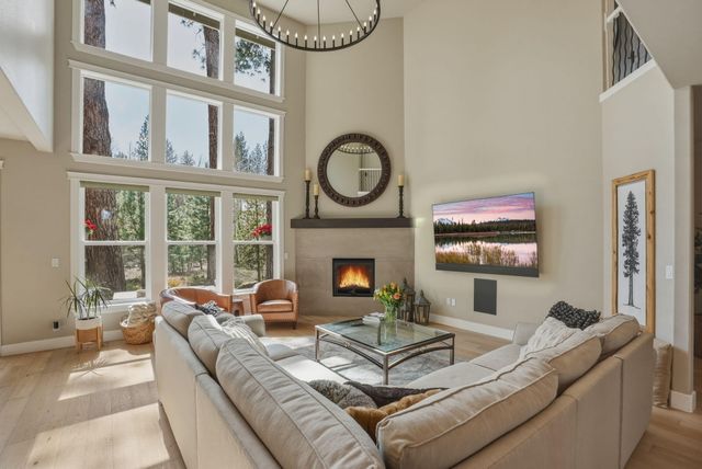 1041 E Timber Pine Drive, Sisters, OR 97759