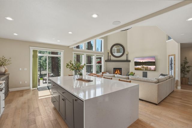 1041 E Timber Pine Drive, Sisters, OR 97759