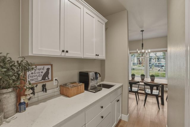 1041 E Timber Pine Drive, Sisters, OR 97759