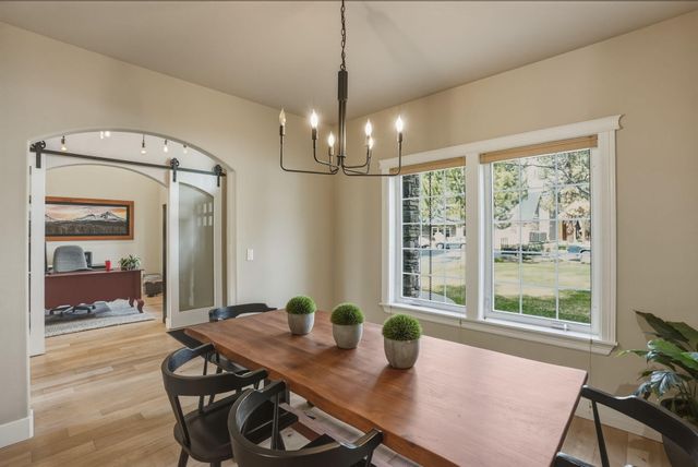 1041 E Timber Pine Drive, Sisters, OR 97759