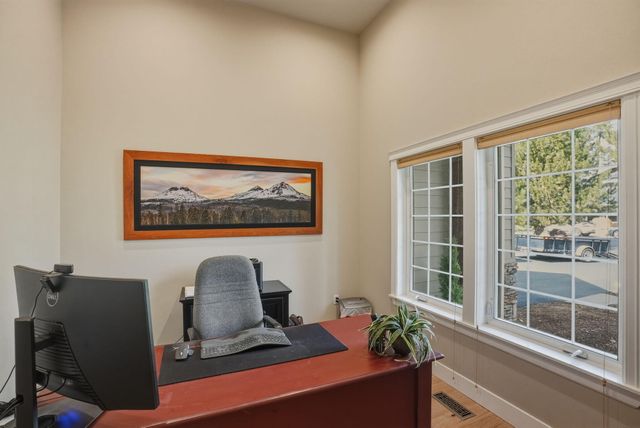 1041 E Timber Pine Drive, Sisters, OR 97759