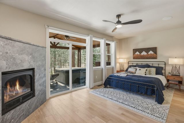 1041 E Timber Pine Drive, Sisters, OR 97759