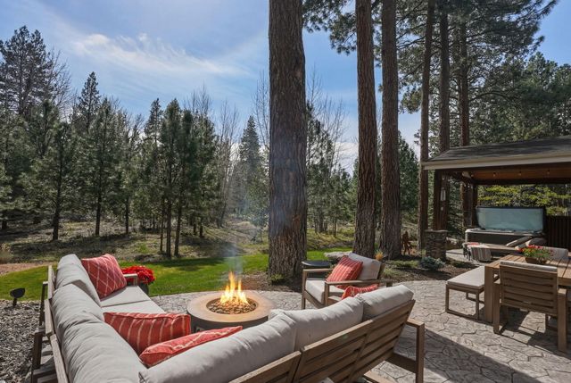 1041 E Timber Pine Drive, Sisters, OR 97759