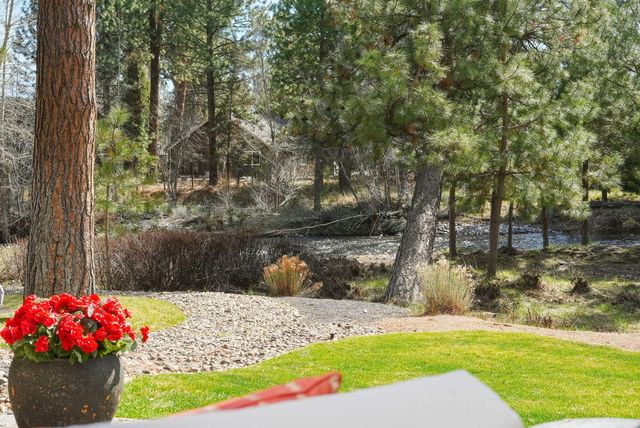 1041 E Timber Pine Drive, Sisters, OR 97759