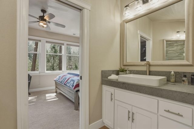 1041 E Timber Pine Drive, Sisters, OR 97759